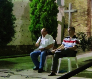 Miquel Àngel Pradilla al micro, escortat per Javier Giralt a la seua esquerra.